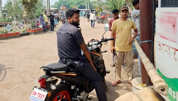 নম্বরবিহীন মোটরসাইকেলে তেল নিতে গিয়ে ইউএনওর হাতে কারারক্ষী আটক